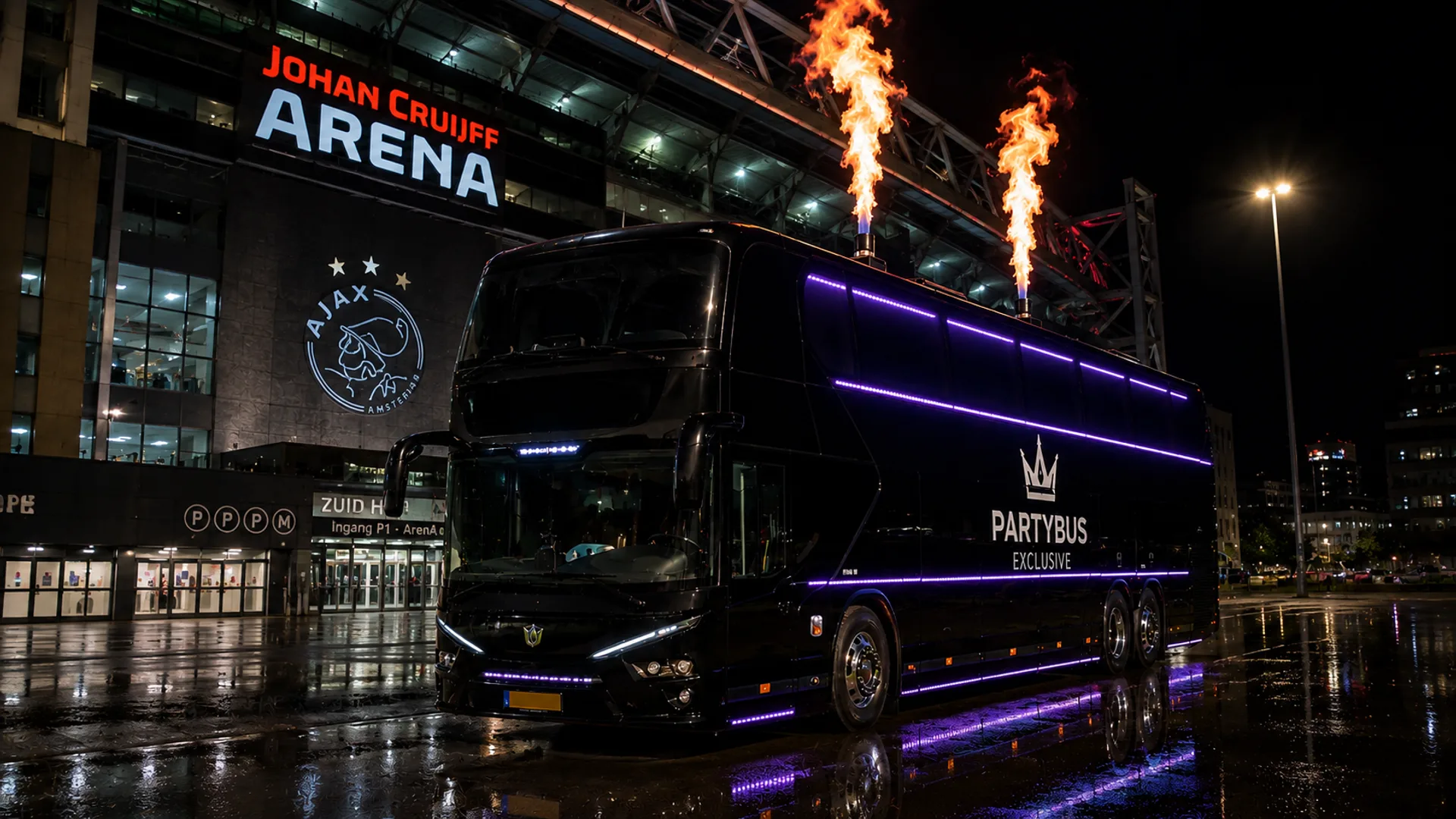 Aankomst op locatie Partybus arriveert bij een evenementenlocatie in de Nederlandse avond