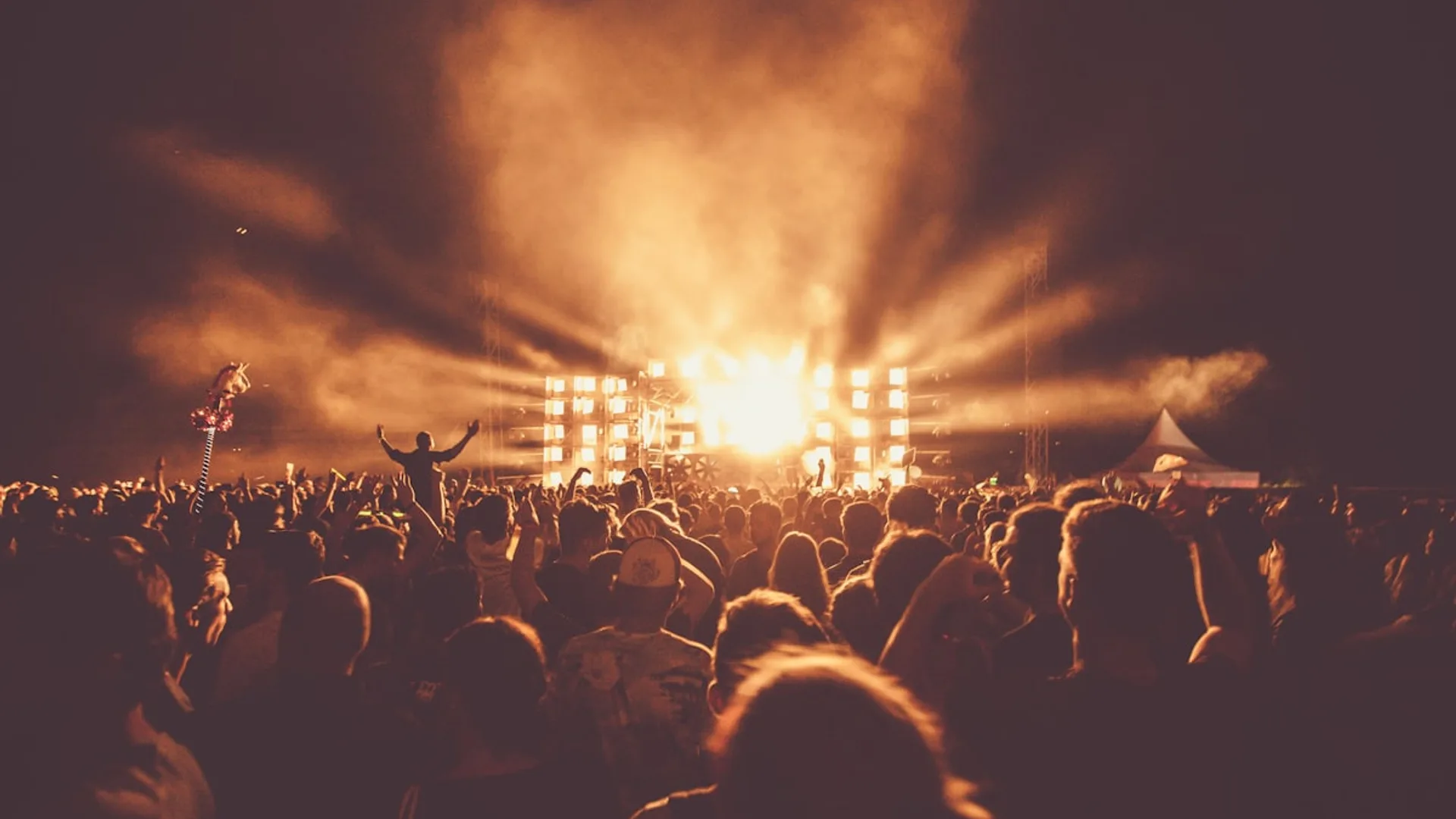 Festival of evenement met groepsvervoer Festivalterrein in Nederland bij avond met groepsvervoer per partybus