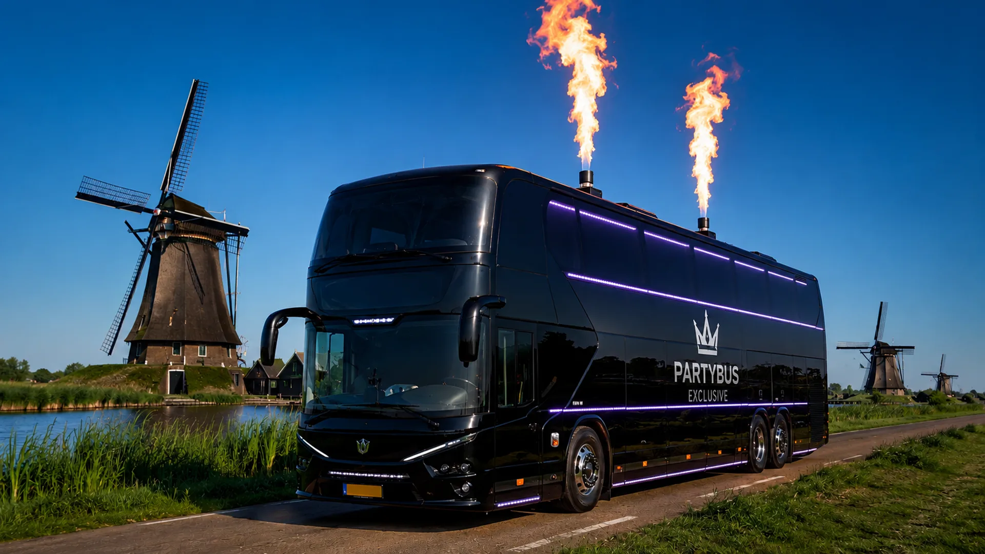 Opstapplaats en instappen bij de partybus Groep verzamelt zich bij de opstapplaats voor een luxe zwarte partybus met paarse LED-verlichting
