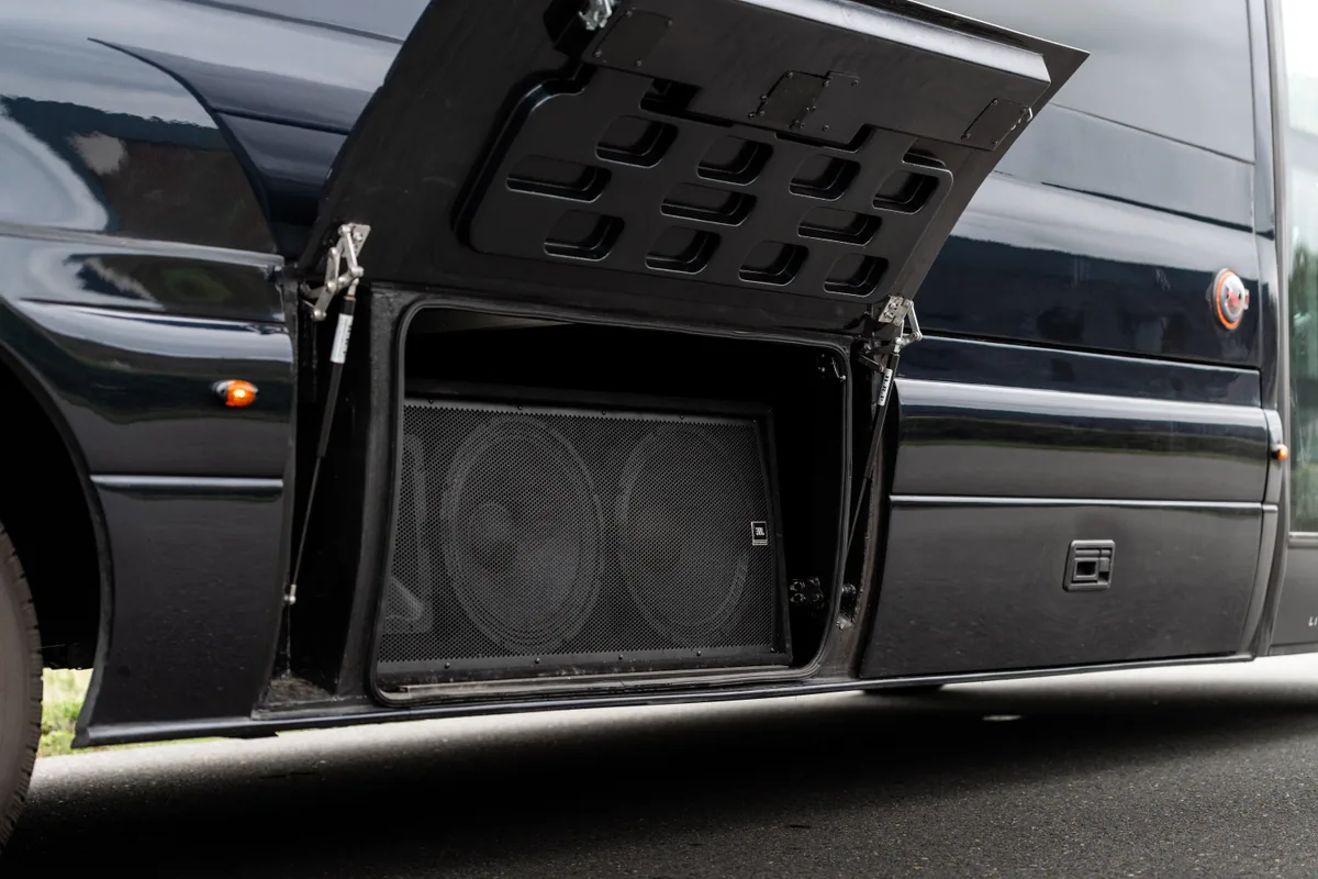 Audio-installatie in de partybus